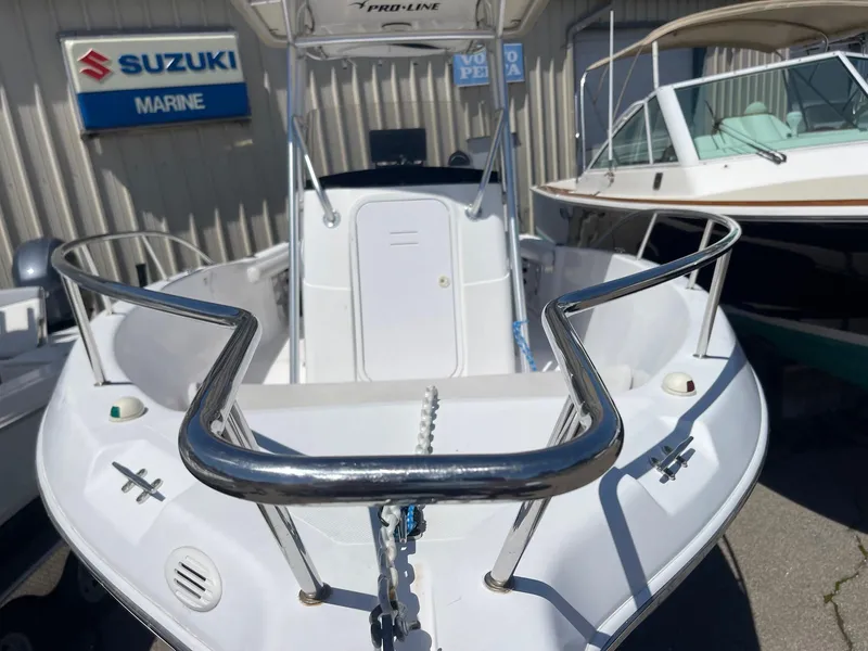 Slide: The Image of 2007 Pro-Line 21 Sport boat with stainless steel railings, displayed at Suzuki Marine. - 4