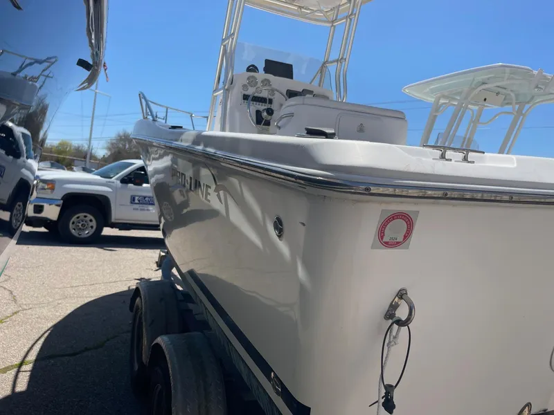 Slide: The Image of 2007 Pro-Line 21 Sport boat on trailer, parked outdoors under clear blue sky. - 5