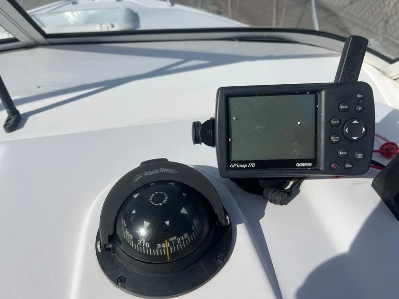 Slide: The Image of Compass and GPS device on 2001 Pro-Line 20 WALK boat dashboard. - 10