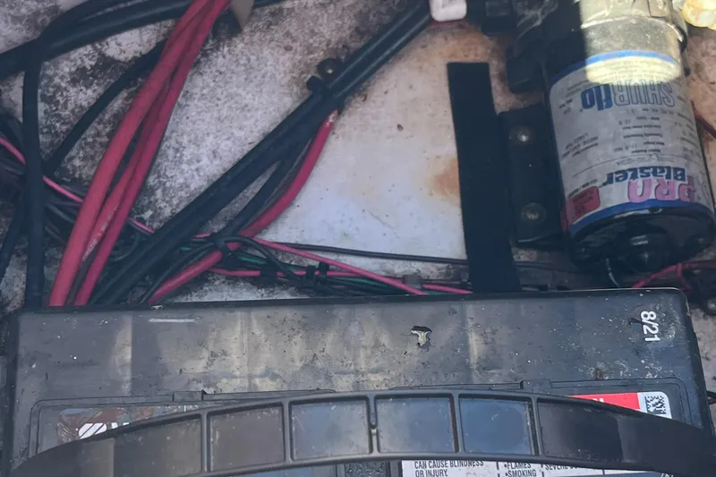 Slide: The Image of Battery and wiring inside a 2001 Pro-Line 20 WALK boat. - 19
