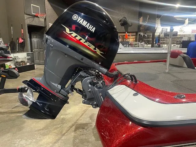 Slide: The Image of 2019 Skeeter ZX190 boat with Yamaha VMAX outboard motor in showroom. - 2