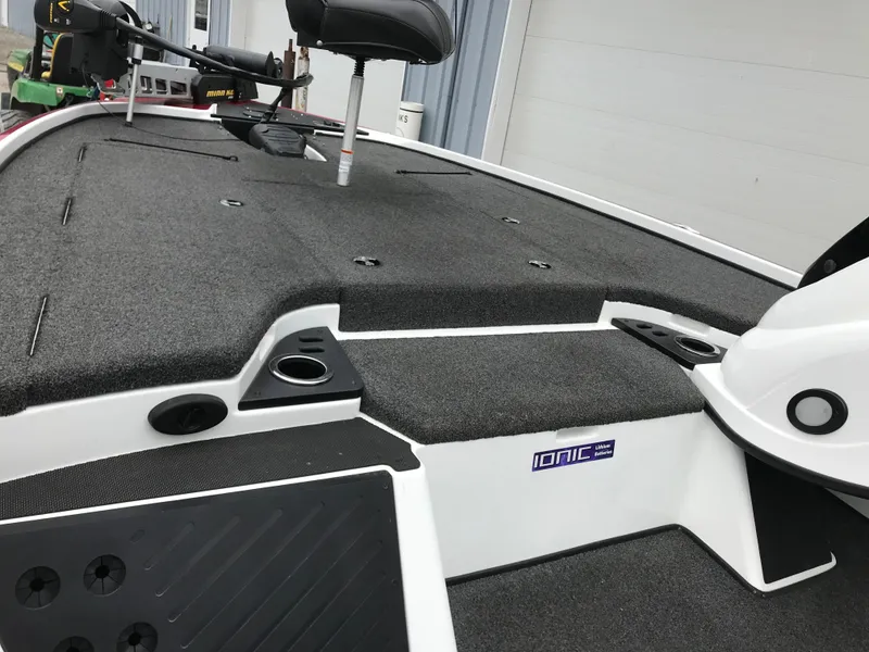 Slide: The Image of 2017 Nitro Z18 boat deck with Ionic lithium battery system. - 8