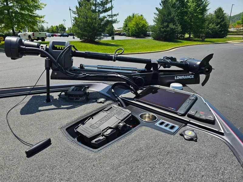 Slide: The Image of 2023 Ranger Z520R 55th Anniversary boat with advanced Lowrance electronics and trolling motor. - 10