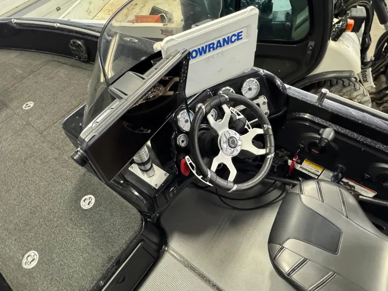 Slide: The Image of Capacity label on 2022 Nitro ZV21 boat, maximum 6 persons or 1200 lbs. - 10