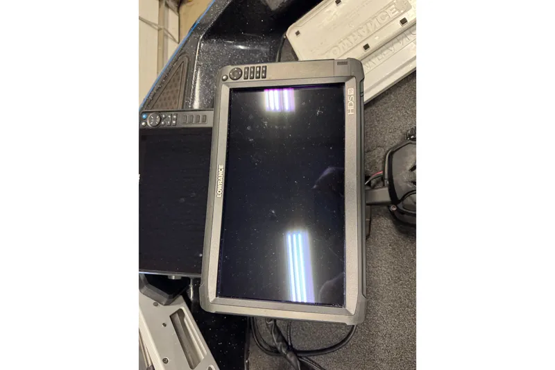 Slide: The Image of Lowrance HDS display on Nitro ZV21 boat, 2022 model. - 25