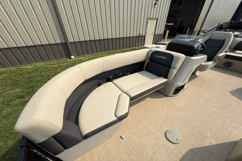 Slide: The Image of Harris Cruiser 210 2024 - 6