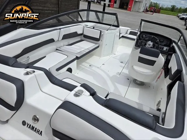 Slide: The Image of Yamaha AR 195 2025 - 24