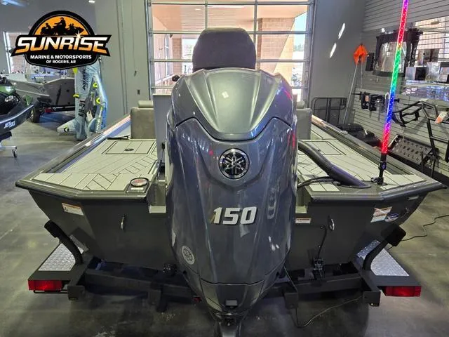 Slide: The Image of 2025 Avid 20 Vertex boat with 150 HP engine at Sunrise Marine showroom. - 19