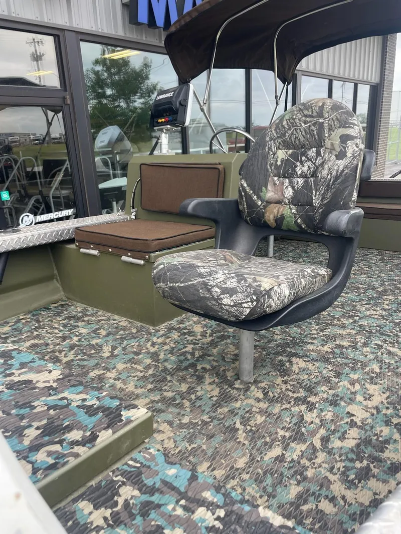 Slide: The Image of Camouflage boat seat in a Hanko 20-6 model, 2016, with patterned flooring. - 10