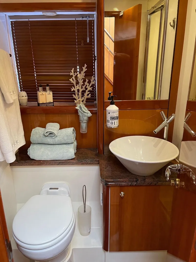 Slide: The Image of 2005 Sunseeker 75 Flybridge- LAUREL- Guest Head - 19