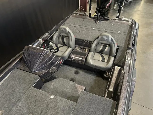 Slide: The Image of Bass Cat Eyra W/Mercury 250 2025 - 10