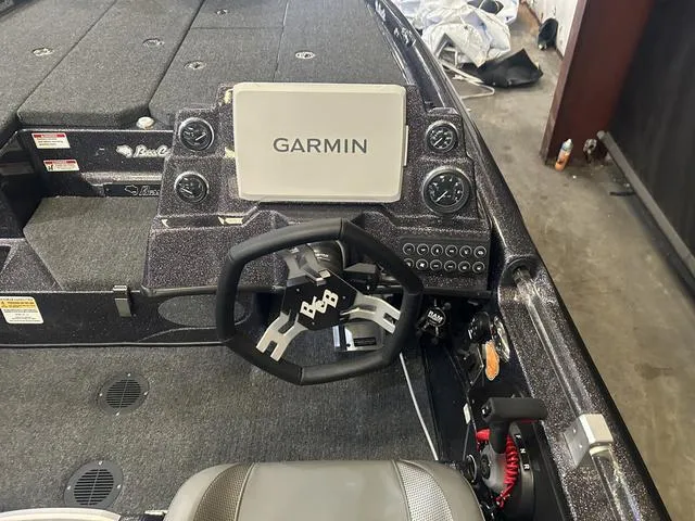 Slide: The Image of Bass Cat Eyra W/Mercury 250 2025 - 12