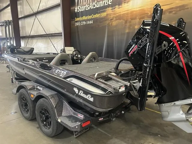 Slide: The Image of Bass Cat Eyra W/Mercury 250 2025 - 5