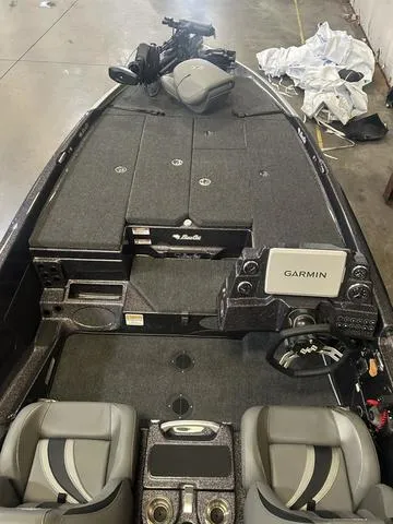 Slide: The Image of Bass Cat Eyra W/Mercury 250 2025 - 6