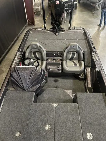 Slide: The Image of Bass Cat Eyra W/Mercury 250 2025 - 9