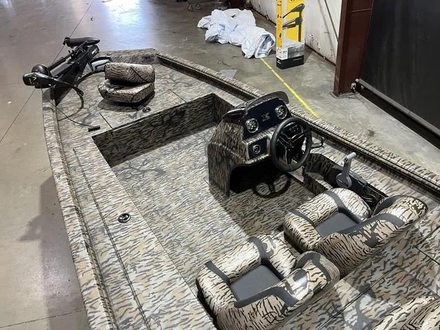 Slide: The Image of Xpress XP180 W/Yamaha 90 "SHO 2025 - 8