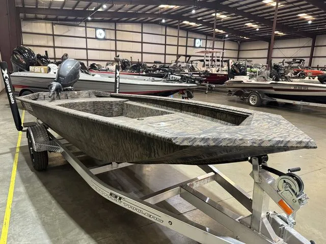 Slide: The Image of Xpress HD15DBX W/Yamaha 40HP 2025 - 3