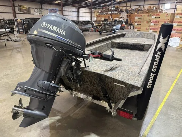 Slide: The Image of Xpress HD15DBX W/Yamaha 40HP 2025 - 4