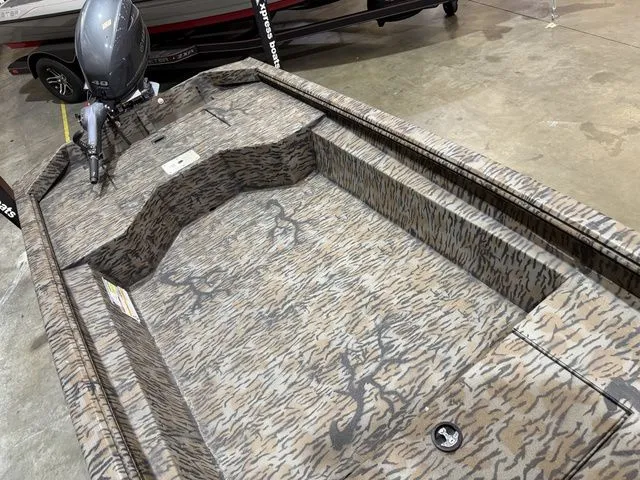 Slide: The Image of Xpress HD15DBX W/Yamaha 40HP 2025 - 8