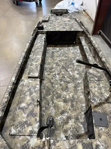 Slide: The Image of Excel 1751 Shallow Water F4 W/Mud Buddy HDR 40TK 2025 - 11