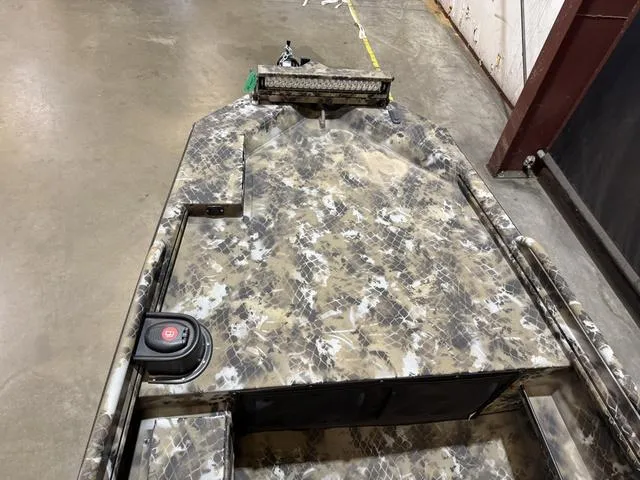 Slide: The Image of Excel 1751 Shallow Water F4 W/Mud Buddy HDR 40TK 2025 - 12