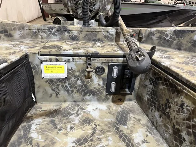 Slide: The Image of Excel 1751 Shallow Water F4 W/Mud Buddy HDR 40TK 2025 - 15