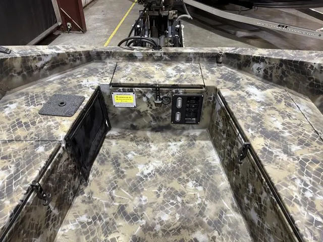 Slide: The Image of Excel 1651 Viper V4 W/Yamaha 50 2025 - 11