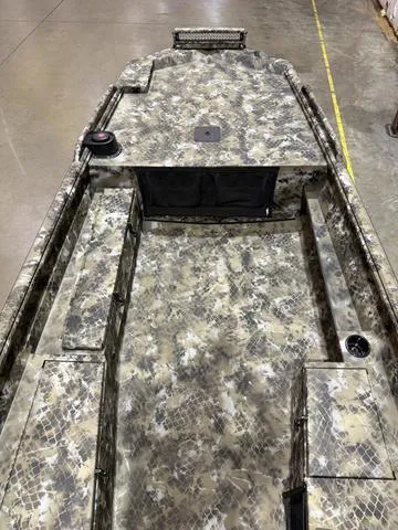 Slide: The Image of Excel 1651 Viper V4 W/Yamaha 50 2025 - 6