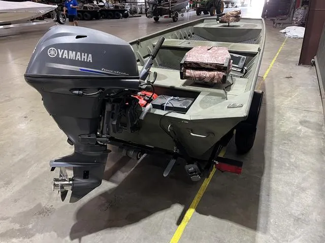 Slide: The Image of 2015 Alumacraft 1648 boat with Yamaha 25 engine in a warehouse setting. - 5