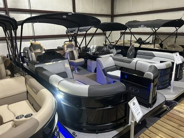 Slide: The Image of Veranda Relax VR22VLC W/Yamaha 200 2025 - 4