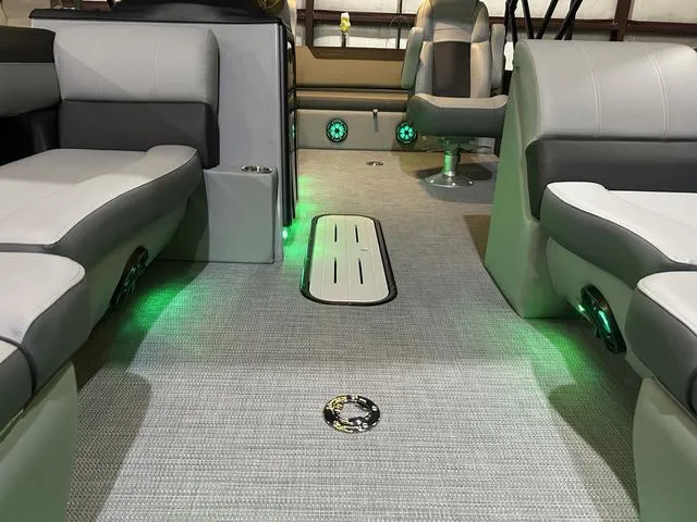 Slide: The Image of Veranda Relax VR22VLC W/Yamaha 200 2025 - 5