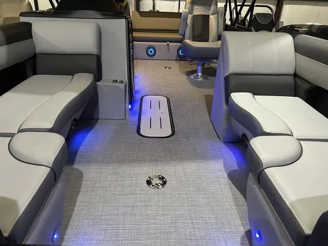 Slide: The Image of Veranda Relax VR22VLC W/Yamaha 200 2025 - 6