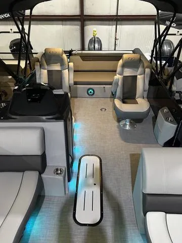 Slide: The Image of Veranda Relax VR22VLC W/Yamaha 200 2025 - 7