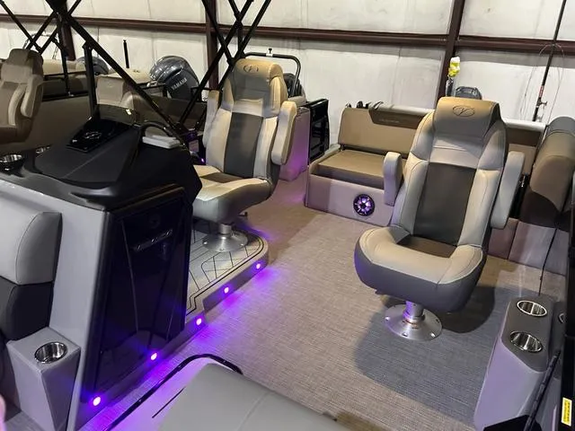 Slide: The Image of Veranda Relax VR22VLC W/Yamaha 200 2025 - 8