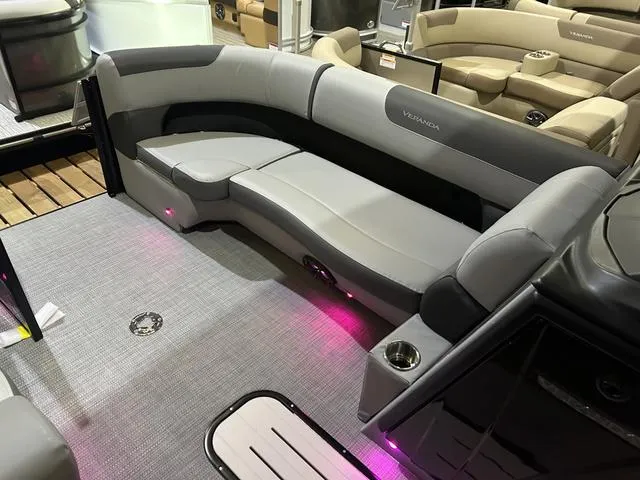 Slide: The Image of Veranda Relax VR22VLC W/Yamaha 200 2025 - 9