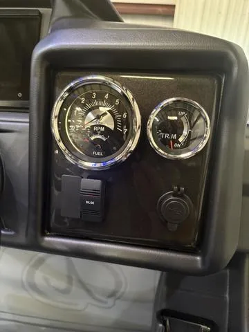 Slide: The Image of Dashboard of 2025 Veranda Relax VR22RCT with Yamaha 300, featuring RPM and trim gauges. - 18