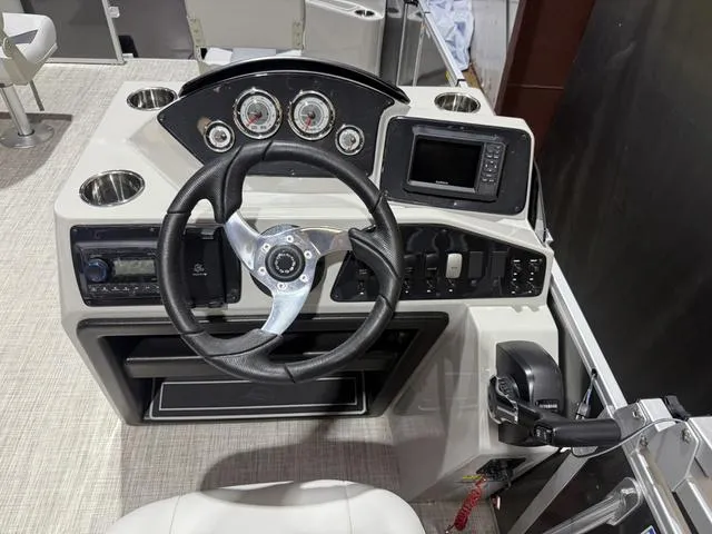 Slide: The Image of SunCatcher Select 18F W/Yamaha 70 No Trailer 2025 - 12