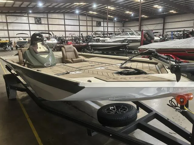 Slide: The Image of 2025 Avid Vertex 18 boat with Yamaha 115 SHO engine in a showroom. - 5