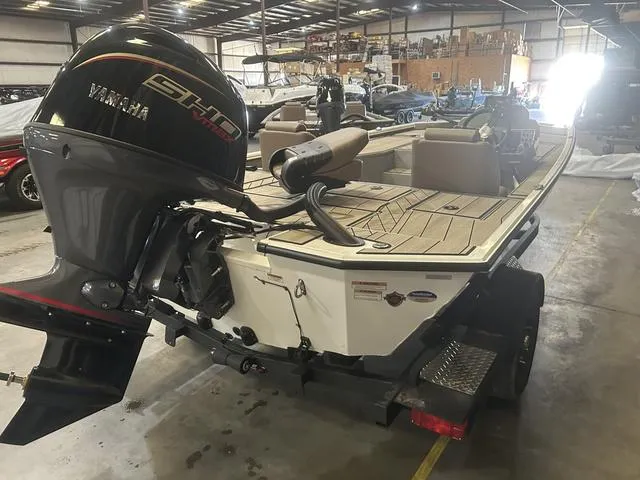 Slide: The Image of 2025 Avid Vertex 18 boat with Yamaha 115 SHO engine in warehouse setting. - 6