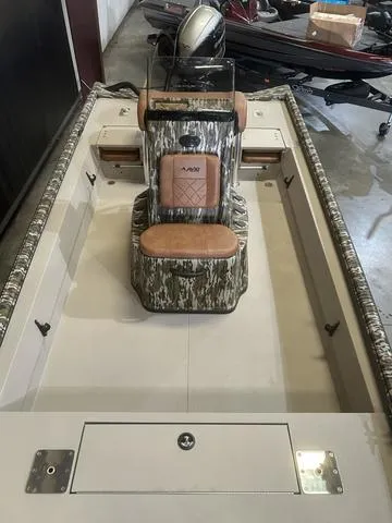 Slide: The Image of 2025 Avid Rogue 20 CC boat with Yamaha 115 SHO engine, interior view. - 12