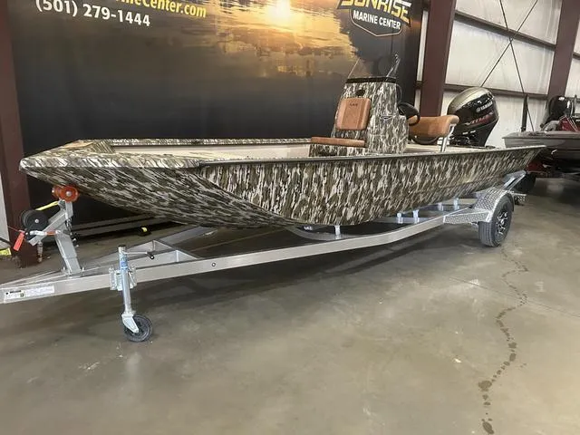 Slide: The Image of 2025 Avid Rogue 20 CC boat with Yamaha 115 "SHO" engine on display. - 4