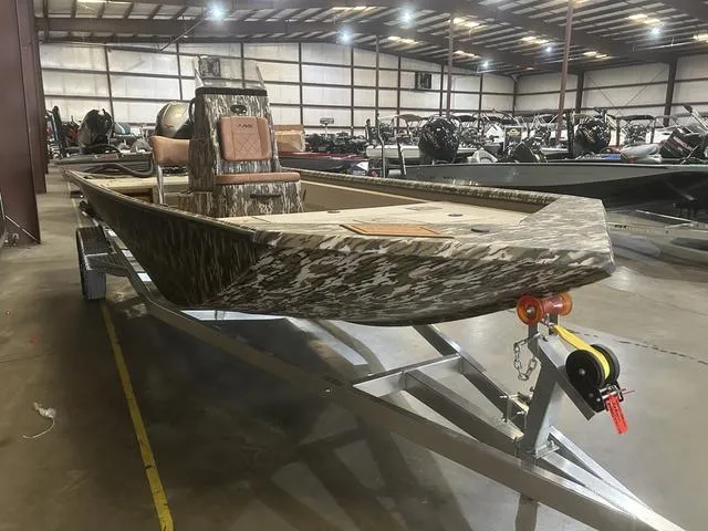 Slide: The Image of 2025 Avid Rogue 20 CC boat with Yamaha 115 "SHO" engine on trailer in warehouse. - 5