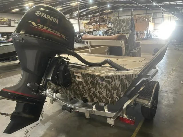 Slide: The Image of 2025 Avid Rogue 20 CC boat with Yamaha 115 SHO engine in warehouse setting. - 6