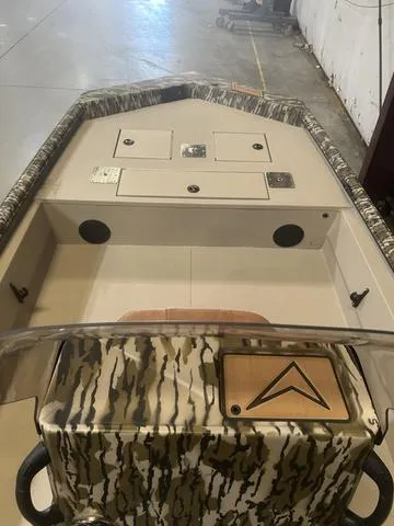 Slide: The Image of 2025 Avid Rogue 20 CC boat interior with camouflage design and Yamaha 115 "SHO" engine. - 8