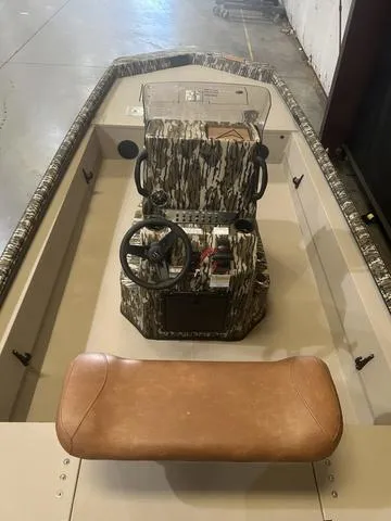 Slide: The Image of 2025 Avid Rogue 20 CC boat interior with Yamaha 115 "SHO" engine, camo console. - 9