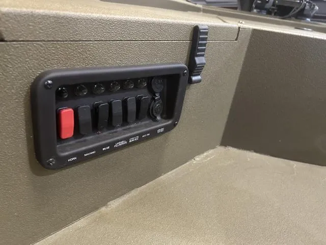 Slide: The Image of Avid Commander 16 W/Yamaha 50 2025 - 10