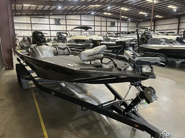 Slide: The Image of 2025 G3 Sportsman 1910 boat with Yamaha 150 "SHO" engine in a showroom. - 3