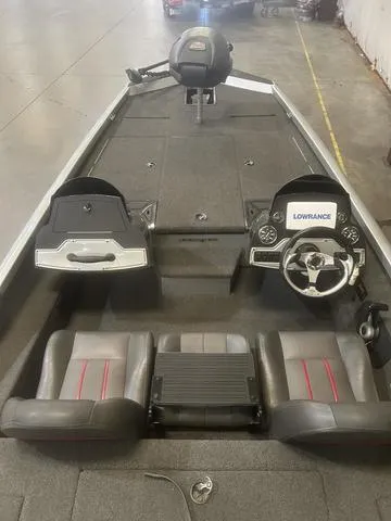 Slide: The Image of 2017 Ranger RT188 boat interior with Yamaha 115 SHO engine, dual seats, and Lowrance electronics. - 7
