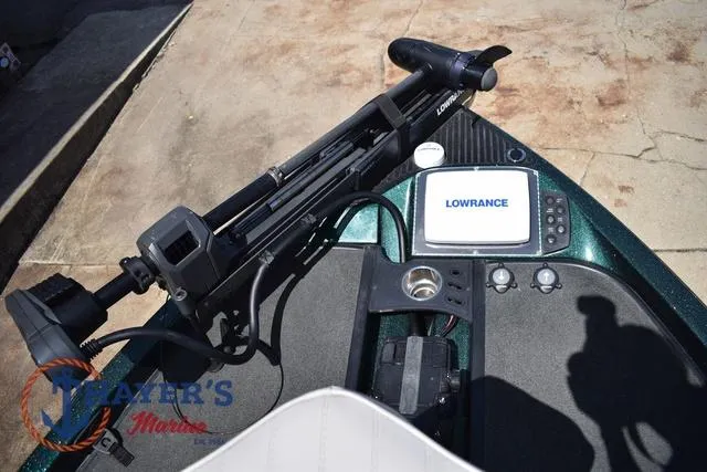 Slide: The Image of 2014 Ranger Z119c boat dashboard with Lowrance fishfinder and trolling motor. - 26