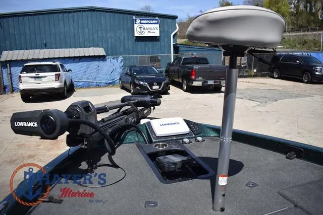 Slide: The Image of 2014 Ranger Z119c boat with Lowrance equipment at a marine dealership. - 28